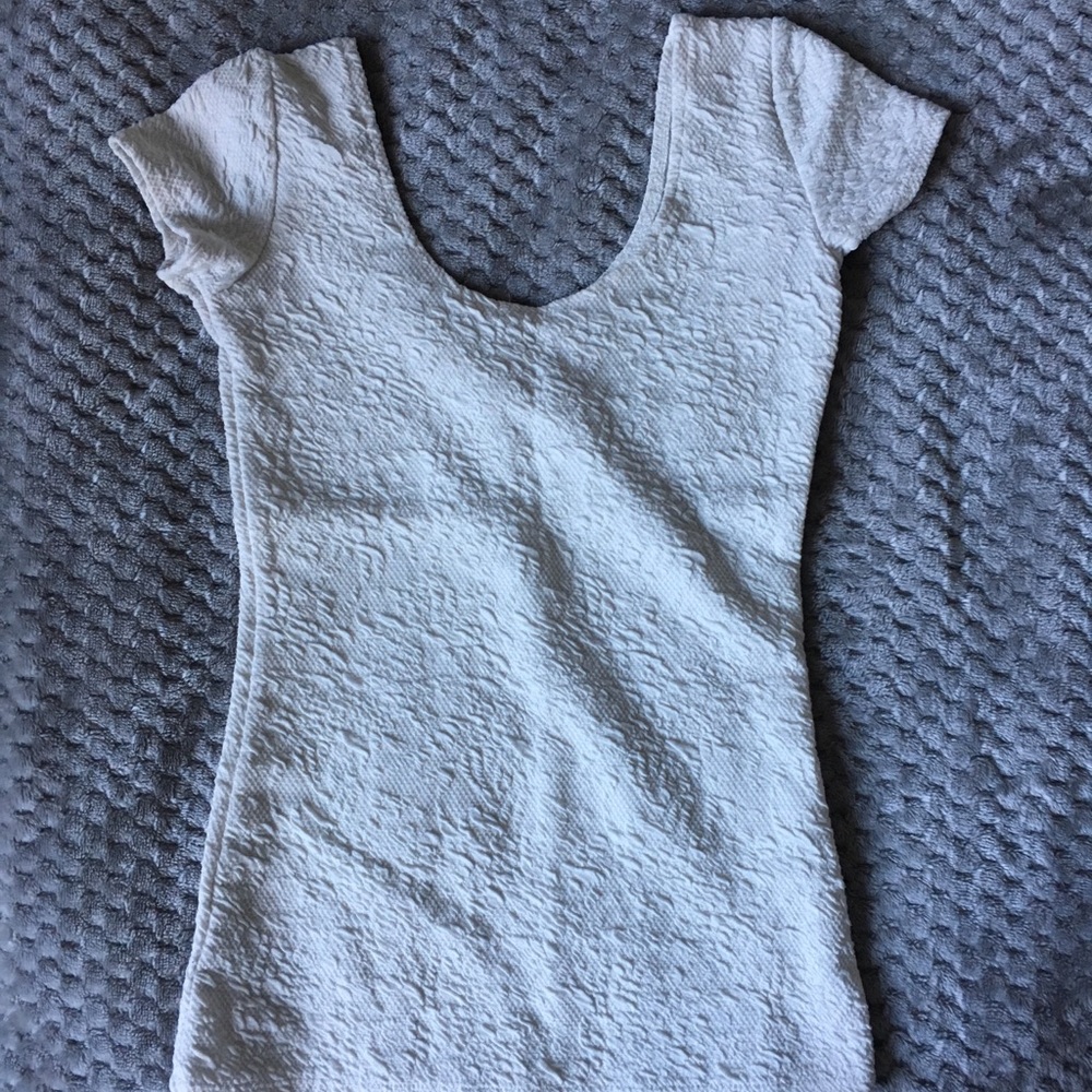 XS GARAGE white textured scoopneck fitted top